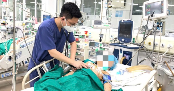 Cứu bé gái 7 tuổi chơi bóng đá bị gỗ mục đâm vào chân dẫn đến mắc uốn ván