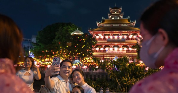 Hàng nghìn người dân, phật tử đổ về chùa Pháp Hoa thả hoa đăng mừng lễ Phật đản