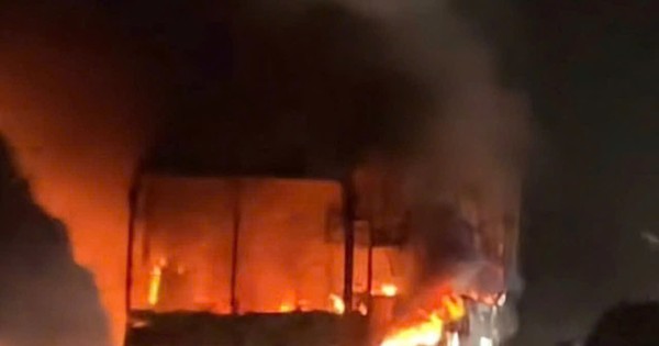 Xe giường nằm chở hàng chục khách bốc cháy trên cao tốc Vĩnh Hảo - Phan Thiết