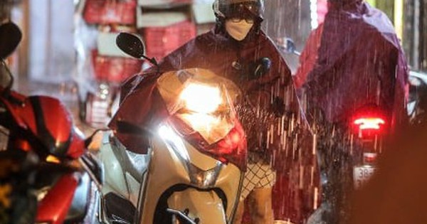 Mưa lớn từ Bắc vào Nam, nguy cơ lũ quét và sạt lở tại 7 tỉnh thành