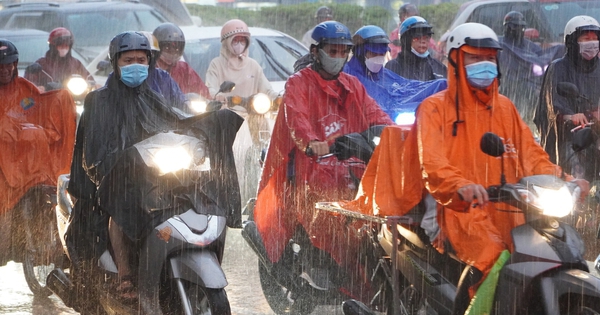 Thời tiết TP HCM hôm nay: Người dân ra đường nên chuẩn bị 3 thứ