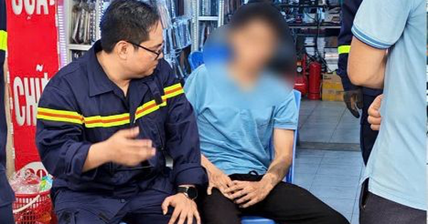 Hà Nội: Cảnh sát giải cứu nam thanh niên ngồi trên lan can cầu vượt