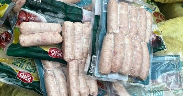 Hà Nội: Phát hiện 1,5 tấn xúc xích không rõ nguồn gốc xuất xứ