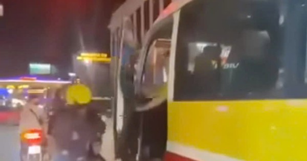 Triệu tập tài xế xe buýt cố tình mở cửa va vào xe máy chở trẻ nhỏ