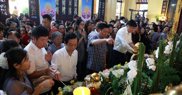 Hà Nội: Hàng nghìn người dân đổ về chùa Quán Sứ, tận tay thực hiện nghi lễ "tắm Phật" linh thiêng