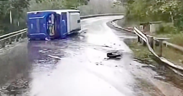 Thót tim cảnh xe khách phóng nhanh vượt ẩu, lật ngang tại Sơn La