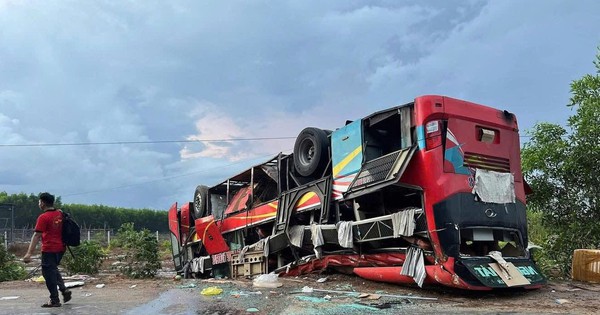 Xe khách giường nằm mất lái, lật ngửa trên Quốc lộ 55