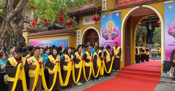 Hàng nghìn người đổ về chùa Quán Sứ chờ đón Xá lợi Đức Phật