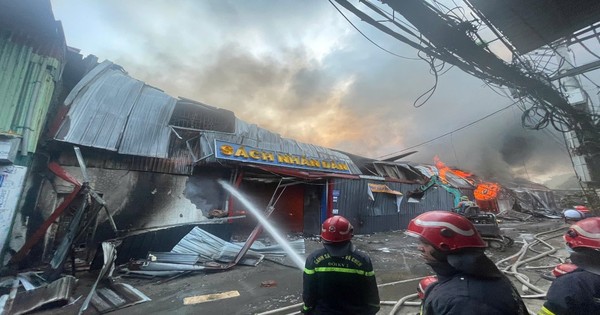 Hà Nội: 70 cảnh sát được điều động chữa cháy nhà xưởng ở Tây Mỗ