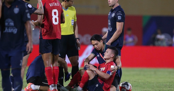 Hậu vệ Theerathon Bunmathan đã có pha phạm lỗi với Quang Hải