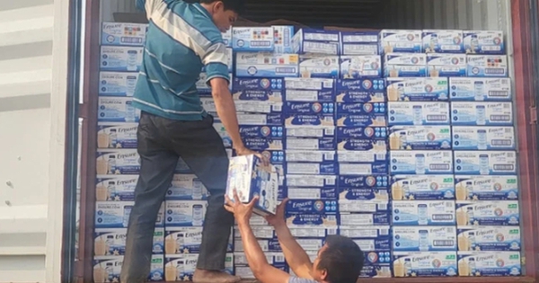 Khởi tố một cán bộ hải quan tiếp tay buôn lậu hơn 4.000 thùng sữa từ Mỹ về Việt Nam