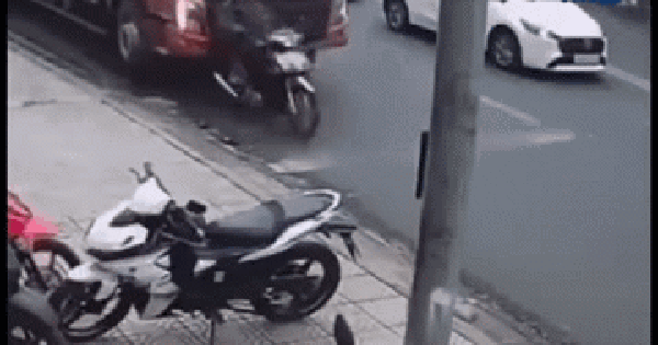 Dừng xe rút tiền, tài xế gây tai nạn chết người: Khoảnh khắc ám ảnh bên đường