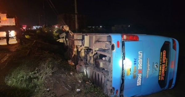 Hiện trường vụ xe khách chở 25 người bị lật trong đêm tại Hà Tĩnh