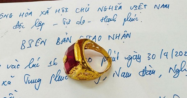 Nhặt được nhẫn vàng gắn đá quý trong túi rác