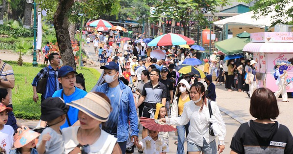 Vườn thú Hà Nội đông nghịt người đến tham quan trong ngày thứ 3 của kỳ nghỉ lễ 30/4 - 1/5