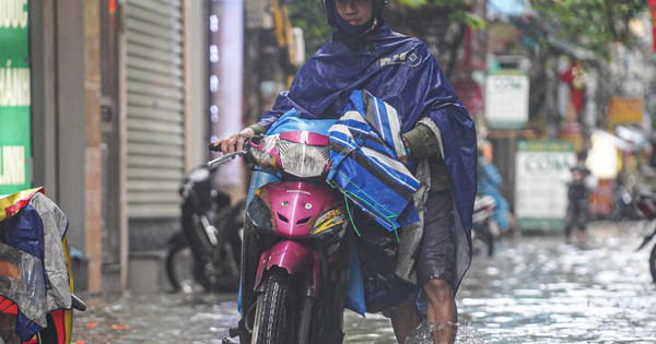 Mưa xối xả nhiều giờ, dân Hà Nội bì bõm lội nước dắt xe