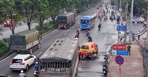 Ô tô tông liên hoàn 4 xe trước chợ đầu mối ở TPHCM, 2 người tử vong