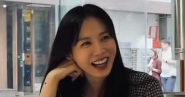 Son Ye Jin chỉ cần 9 giây để khiến netizen phải "khó chịu" với Hyun Bin: Ghen  tị với anh ta quá