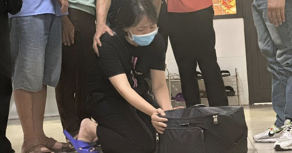 Lặng người hình ảnh người vợ mắt đẫm lệ, quỳ gối tiễn biệt tạng của chồng trước khi được mang đi hiến