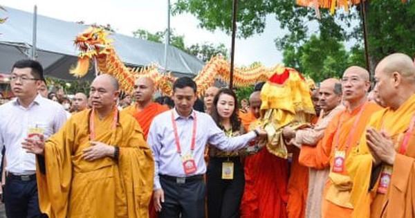 Hàng vạn người dân, phật tử đội mưa đến chùa Phúc Sơn chiêm bái xá lợi Phật