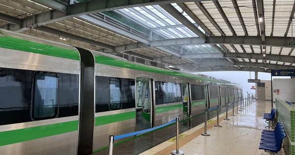 Hà Nội: Nước mưa chảy lênh láng khắp đoàn tàu và sàn nhà ở nhà ga tàu Cát Linh - Hà Đông