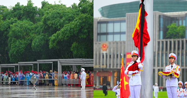 Người dân lặng người tiễn biệt nguyên Chủ tịch nước Trần Đức Lương thời khắc Quốc kỳ rủ kéo lên giữa Quảng trường Ba Đình