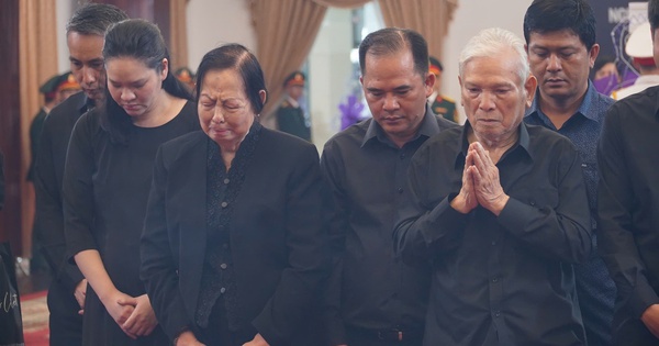 Nghẹn ngào xúc động tại lễ viếng nguyên Chủ tịch nước Trần Đức Lương tại TP HCM