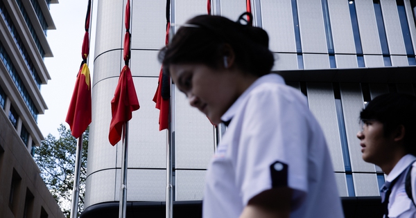 TP.HCM: Nhiều tòa nhà, trung tâm treo cờ rủ tưởng niệm nguyên Chủ tịch nước Trần Đức Lương