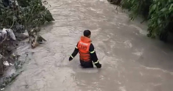 Đang tìm kiếm bé gái 10 tuổi bị nước cuốn trôi, nhiều nơi ở TP Biên Hòa ngập nặng