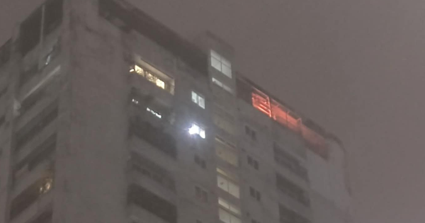 Cháy lớn ở tầng 27 chung cư C2 Xuân Đỉnh (Hà Nội), khói đen bốc nghi ngút