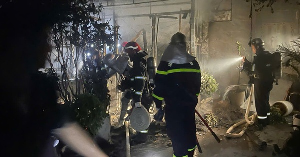 Hà Nội: Lửa bốc cháy ngùn ngụt tại một toà chung cư, người dân hoảng loạn tháo chạy