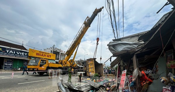 Tai nạn nghiêm trọng ở Quảng Ngãi, xe máy nằm la liệt, 5 người thương vong