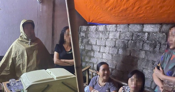 Bé gái sơ sinh bị bỏ lại cùng bức tâm thư trước cổng nhà vợ chồng hiếm muộn