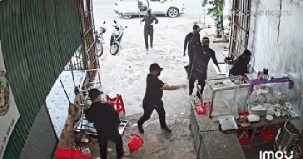 Kinh hoàng clip nhóm người mặc đồ đen đập phá quán phở tan hoang chỉ sau một câu nói