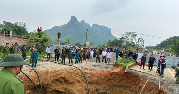 Bơm nước tìm người và xe rơi xuống "hố tử thần" ở Bắc Kạn