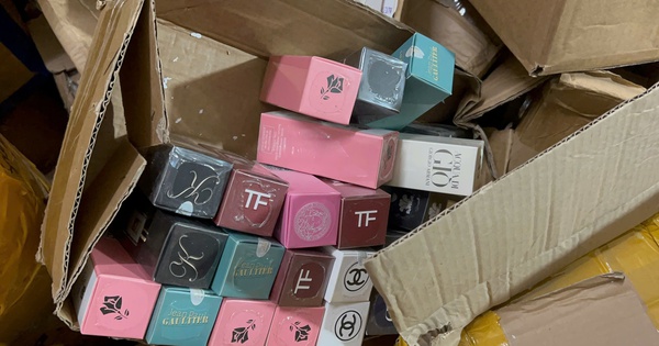 Phát hiện kho chứa hàng nghìn chai nước hoa nghi giả mạo "hàng hiệu" giữa phố cổ Hà Nội