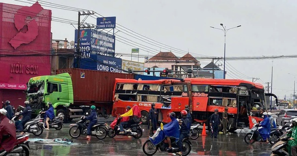 Hiện trường vụ tai nạn giữa xe khách và container khiến 4 người bị thương ở Bình Dương