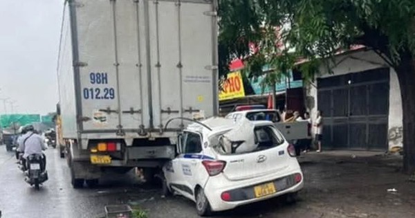 Taxi tông vào ô tô tải dừng ven đường, tài xế nằm bất động trong xe
