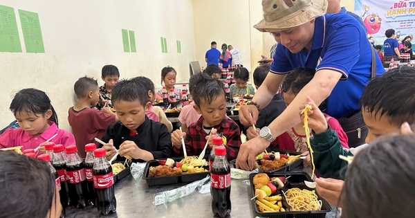 Cơm Treo và bữa tiệc buffet giữa núi rừng: Khi các em nhỏ lần đầu được ăn gà rán, spaghetti