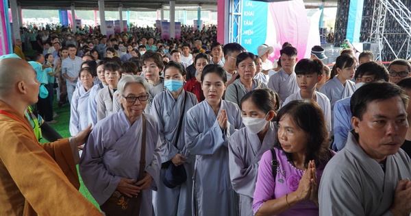 Hàng ngàn phật tử xếp hàng chờ chiêm bái Xá lợi Đức Phật ở Bình Chánh