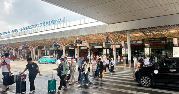 Sân bay Tân Sơn Nhất đông nghẹt, giá vé máy bay trở lại TP HCM đang tăng