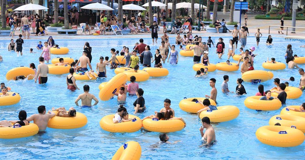 Hà Nội nắng nóng 34 độ C, hàng nghìn người đến công viên nước giải nhiệt trong ngày nghỉ lễ