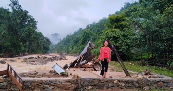 Lũ quét ập về trong đêm, nhiều nhà ở xã biên giới Nghệ An tan hoang