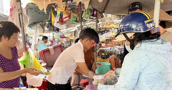 Người dân xếp hàng dài từ sáng sớm chờ mua heo, vịt quay cúng Tết Đoan Ngọ