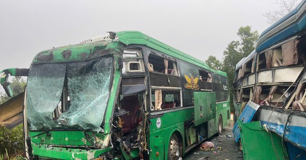 2 xe khách giường nằm tông nhau trên đường Hồ Chí Minh, nhiều người bị thương