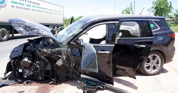 Va chạm giữa xe đầu kéo và ô tô con, 4 người bị thương ở Quảng Bình