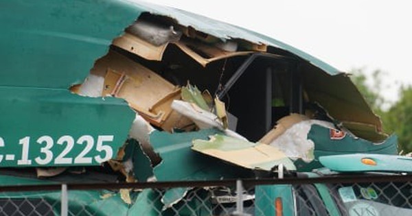 TP.HCM: Giàn cẩu công trình rơi trúng 2 xe ở nút giao Mỹ Thủy, tài xế hoảng loạn