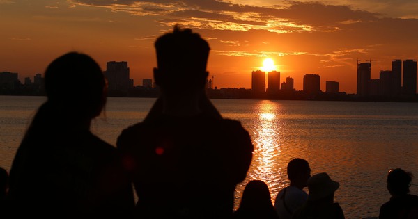 Rủ nhau "săn" hoàng hôn đẹp nức lòng ở Hồ Tây trong ngày nghỉ lễ cuối cùng