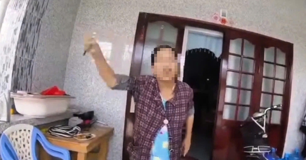 Phẫn nộ trước clip 1 phụ nữ xúc phạm thậm tệ shipper giao hàng