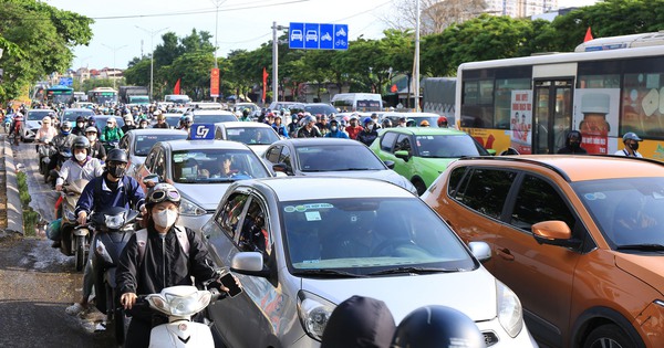 Buổi chiều của ngày nghỉ lễ cuối cùng và đây là cảnh tượng trên đường phố Hà Nội